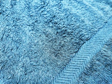 Havlu dokusunun mavi arkaplanı. Güzelce katlanmış beyaz havlular. Plaj havlusunun Macro fotoğrafı. Yumuşak tekstil arkaplanı