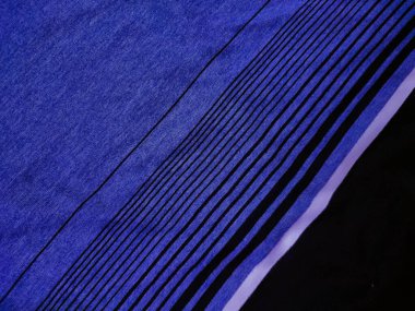 Siyah, beyaz ve mavi çizgili kumaş dokusu