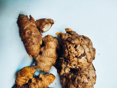 Beyaz arka planda izole edilmiş bazı baharatlar ve zencefiller