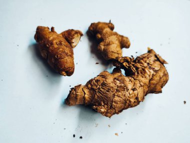 Beyaz arka planda izole edilmiş bazı baharatlar ve zencefiller