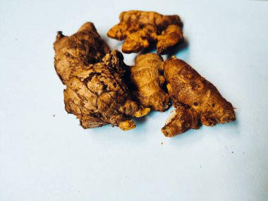 Beyaz arka planda izole edilmiş bazı baharatlar ve zencefiller