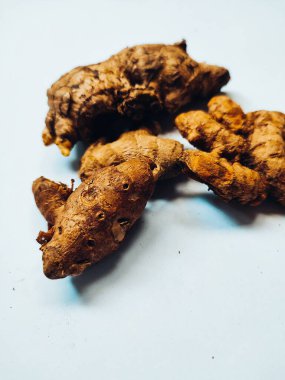 Beyaz arka planda izole edilmiş bazı baharatlar ve zencefiller