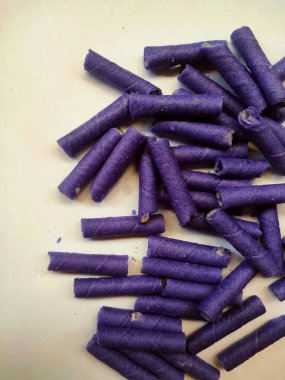 Beyaz arka planda izole edilmiş vanilyalı mor gofret bisküvileri.