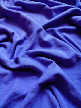 Kumaşın dokusu ve arka planı mavidir.
