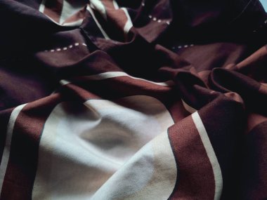 Arkaplan ve kumaş desenleri karalanmış ve kahverengi baz rengi var