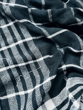 Siyah kumaş arkaplan ve beyaz çizgili desen