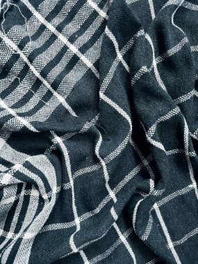 Siyah kumaş arkaplan ve beyaz çizgili desen