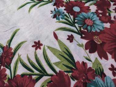 Temel kumaş beyaz, kırmızı ve mavi çiçek motifleri ve yaprakları var.