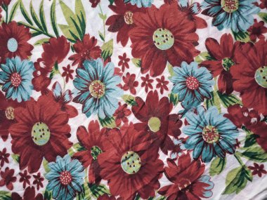 Temel kumaş beyaz, kırmızı ve mavi çiçek motifleri ve yaprakları var.