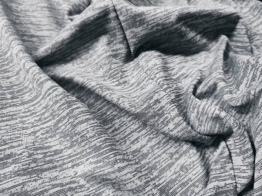 Kumaşın dokusu ve arkaplanı çizgilerle gridir.