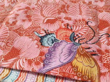 Endonezya Batik desenleri ve çiçek ve yaprakların farklı renklerde olduğu arka planlar