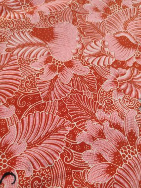 Kırmızı kumaş üzerinde geleneksel Çin çiçek deseni