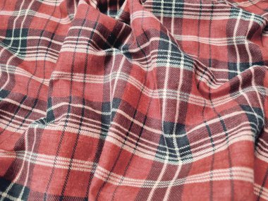 Kumaşın motifi ve arkaplanı kırmızı kareli motiftir