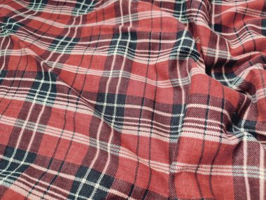 Kumaşın motifi ve arkaplanı kırmızı kareli motiftir