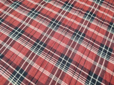 Kumaşın motifi ve arkaplanı kırmızı kareli motiftir