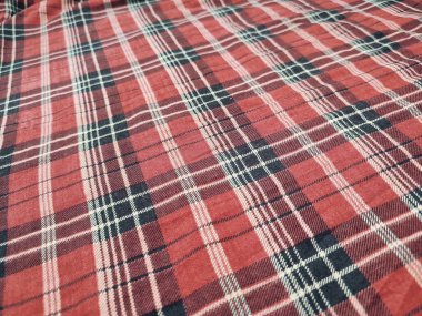 Kumaşın motifi ve arkaplanı kırmızı kareli motiftir