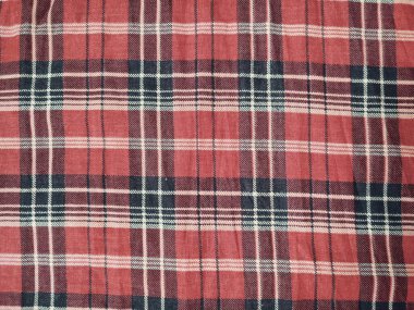 Kumaşın motifi ve arkaplanı kırmızı kareli motiftir