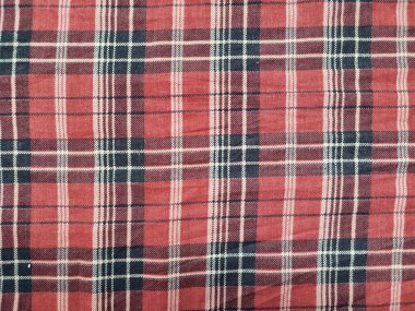 Kumaşın motifi ve arkaplanı kırmızı kareli motiftir