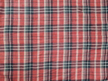 Kumaşın motifi ve arkaplanı kırmızı kareli motiftir