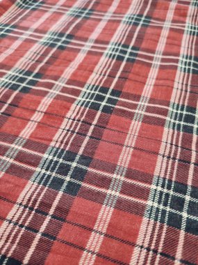 Kumaşın motifi ve arkaplanı kırmızı kareli motiftir