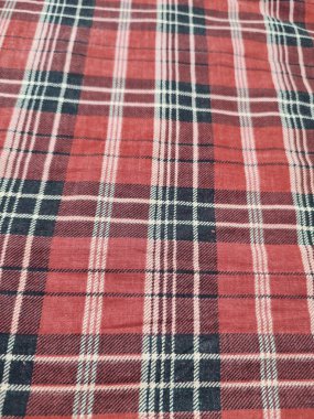 Kumaşın motifi ve arkaplanı kırmızı kareli motiftir