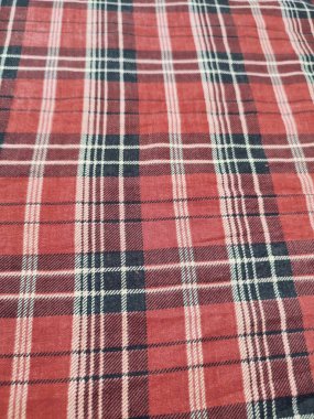 Kumaşın motifi ve arkaplanı kırmızı kareli motiftir