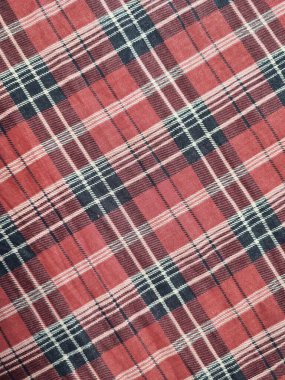 Kumaşın motifi ve arkaplanı kırmızı kareli motiftir