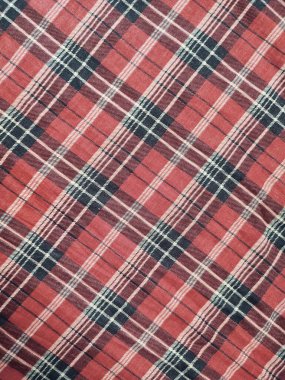 Kumaşın motifi ve arkaplanı kırmızı kareli motiftir