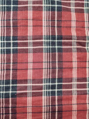 Kumaşın motifi ve arkaplanı kırmızı kareli motiftir