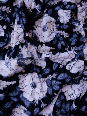 Bir dizi soyut çok renkli gül desenleri orta renkli, gül malzemeli kumaş katı.