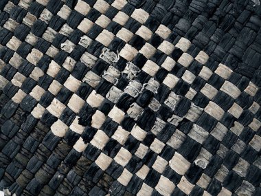 Zemin paspasının arkaplan dokusu ve deseni beyaz ve koyu mavi yamadan yapılır.