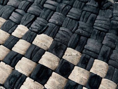 Zemin paspasının arkaplan dokusu ve deseni beyaz ve koyu mavi yamadan yapılır.