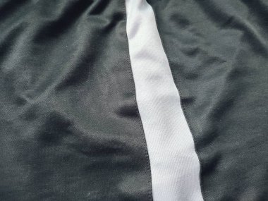 Kumaşın dokusu ve arkaplanı beyaz çizgilerle siyah.