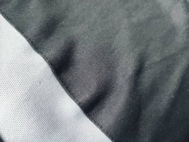 Kumaşın dokusu ve arkaplanı beyaz çizgilerle siyah.