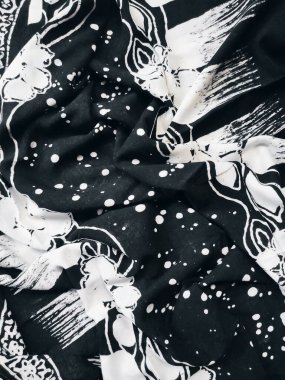 Beyaz çiçek motifli siyah kumaşın deseni ve arkaplanı