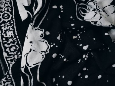 Beyaz çiçek motifli siyah kumaşın deseni ve arkaplanı