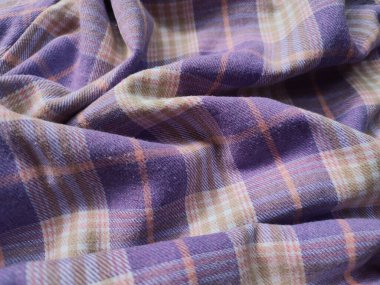 Kareli gömleğin arka plan ve kumaş deseni mor ve beyazdır.