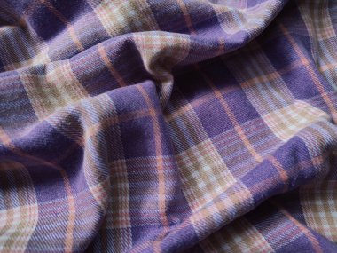 Kareli gömleğin arka plan ve kumaş deseni mor ve beyazdır.