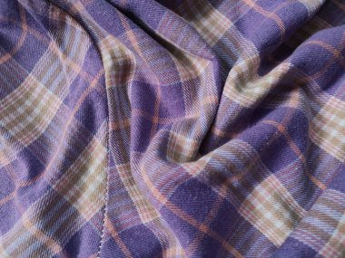 Kareli gömleğin arka plan ve kumaş deseni mor ve beyazdır.