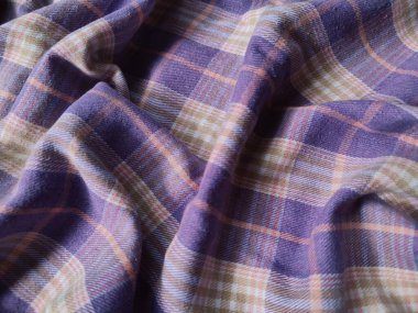 Kareli gömleğin arka plan ve kumaş deseni mor ve beyazdır.