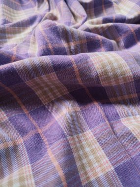 Kareli gömleğin arka plan ve kumaş deseni mor ve beyazdır.