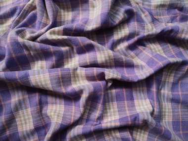 Kareli gömleğin arka plan ve kumaş deseni mor ve beyazdır.