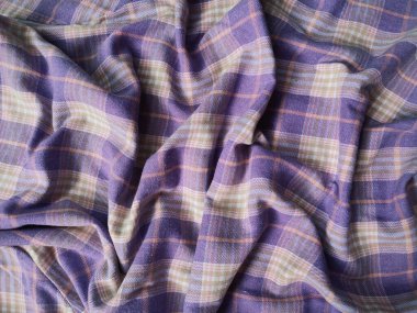 Kareli gömleğin arka plan ve kumaş deseni mor ve beyazdır.
