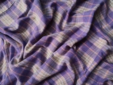 Kareli gömleğin arka plan ve kumaş deseni mor ve beyazdır.