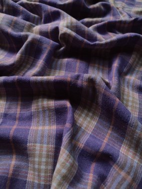 Kareli gömleğin arka plan ve kumaş deseni mor ve beyazdır.