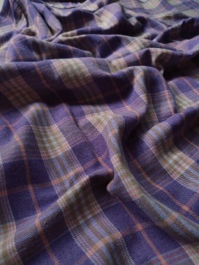 Kareli gömleğin arka plan ve kumaş deseni mor ve beyazdır.