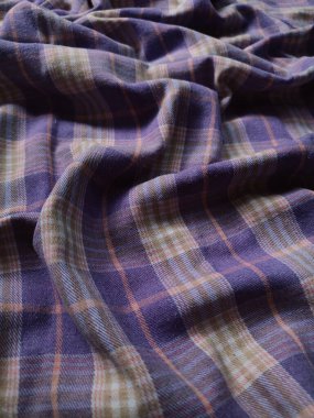 Kareli gömleğin arka plan ve kumaş deseni mor ve beyazdır.