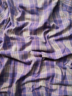 Kareli gömleğin arka plan ve kumaş deseni mor ve beyazdır.
