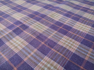 Kareli gömleğin arka plan ve kumaş deseni mor ve beyazdır.