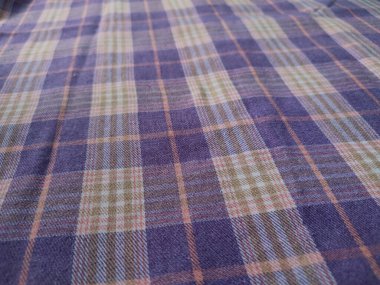 Kareli gömleğin arka plan ve kumaş deseni mor ve beyazdır.